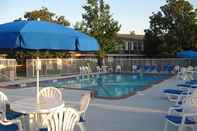 Swimming Pool Clarion Inn Falls Church - Arlington