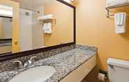 In-room Bathroom 5 Clarion Inn Falls Church - Arlington