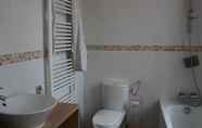 In-room Bathroom 2 Villa de Buzay