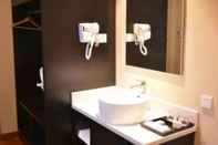 In-room Bathroom Luoyang Feronia Hotel