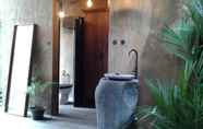 Toilet Kamar 7 Rustic Hut in Seminyak Bali