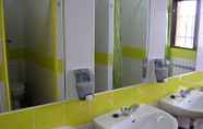 Phòng tắm bên trong 7 Albergue Serranilla - Hostel