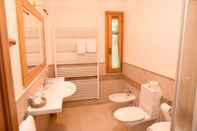 Phòng tắm bên trong Albergo Da Gildo