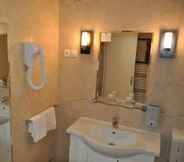 Phòng tắm bên trong 2 Relais de la Poste