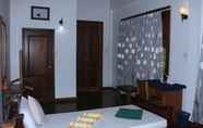 Kamar Tidur 6 Birds Paradise Hotel