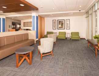 Lobi 2 Holiday Inn Express and Suites Kalamazoo West, an IHG Hotel