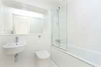 In-room Bathroom MOLIA Canary Wharf