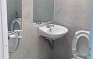 Toilet Kamar 4 Mai Tuan Chanh Mon A Hotel