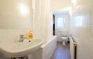 Toilet Kamar 3 Comfortable Large Center Apartment