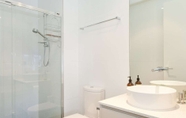 In-room Bathroom 4 Bay Views Port Melbourne