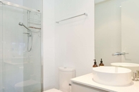 In-room Bathroom Bay Views Port Melbourne