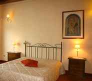 Bedroom 7 Private Villa with AC, private pool, WIFI, TV, terrace, pets allowed, parking, close to Arezzo