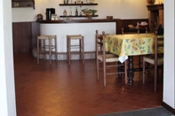 Bar, Cafe and Lounge Beautiful Private Villa for 10 People with Private Pool, WIFI, TV, Pets Allowed and Parking