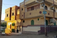 Bên ngoài Taharka Nubian House