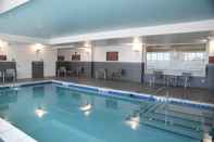 Swimming Pool TownePlace Suites by Marriott Kansas City at Briarcliff