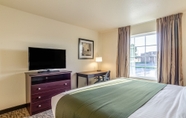 Bedroom 3 Cobblestone Inn & Suites - Bridgeport