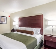 Bedroom 4 Cobblestone Inn & Suites - Bridgeport