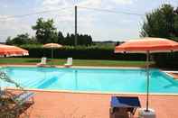 สระว่ายน้ำ Beautiful private villa for 12 people with WIFI, private pool and parking, close to Montepulciano