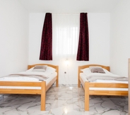 Bedroom 3 Rooms Garden Zagreb Airport