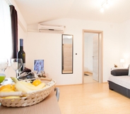 Bedroom 7 Rooms Garden Zagreb Airport