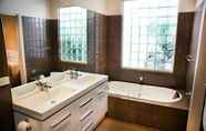 Toilet Kamar 6 4 Anderson - In the Heart of Bright