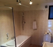 In-room Bathroom 7 Kingsmills Cottages Moneymore