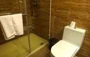 Toilet Kamar 4 Junlin Hotspring Hotel
