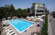 Swimming Pool 2 Hotel Capitol