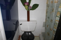 Toilet Kamar Ayawaska Hostal