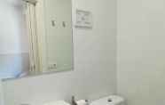 Toilet Kamar 7 Hostal Albero by gaiarooms