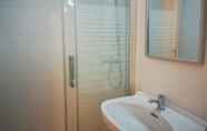 Toilet Kamar 5 Hostal Albero by gaiarooms