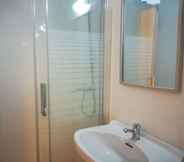 Phòng tắm bên trong 5 Hostal Albero by gaiarooms