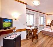 Bedroom 4 Alpenrose Traditionsgasthof Mittenwald