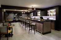 Bar, Cafe and Lounge DoubleTree by Hilton Montreal Airport