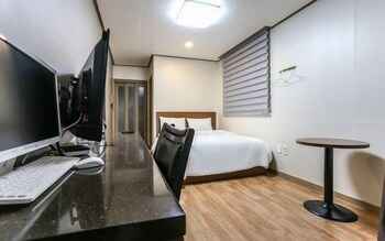 Bedroom 4 Hyundae Motel