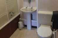 Toilet Kamar Wensum Lodge Hotel