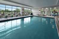 Swimming Pool Hampton Inn & Suites Teaneck Glenpointe