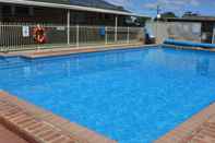 Swimming Pool Ringtails Motel