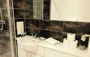 In-room Bathroom 4 SFA New Central Woking