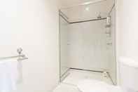 Toilet Kamar BENJAMIN, 2BDR Melbourne Apartment