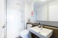 Toilet Kamar EVA, 1BDR Melbourne Apartment