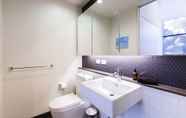 Toilet Kamar 3 GEORGE, 1BDR North Melbourne Apartment