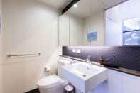 Toilet Kamar GEORGE, 1BDR North Melbourne Apartment