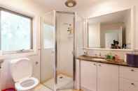 Toilet Kamar JASMINE, 2BDR Port Melbourne House