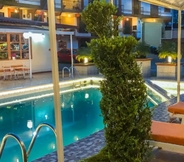 Swimming Pool 2 Hotel & Suites Posada Molina