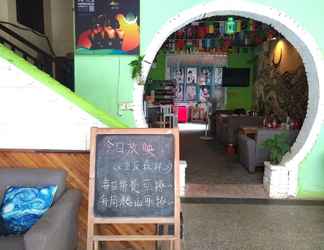 Lobi 2 How Flower Hostel Yangshuo