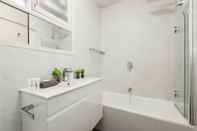 Toilet Kamar Balcony Retreat Apartment by Ready Set Host