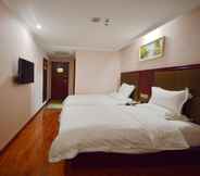 Bedroom 2 GreenTree Inn JiangSu ZhenJiang DingMao Industrial Park WoDe Square Express Hotel