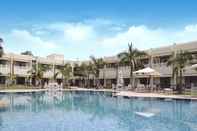 สระว่ายน้ำ Mint Bundela Resort