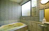 Toilet Kamar 7 Guest House Kikuya